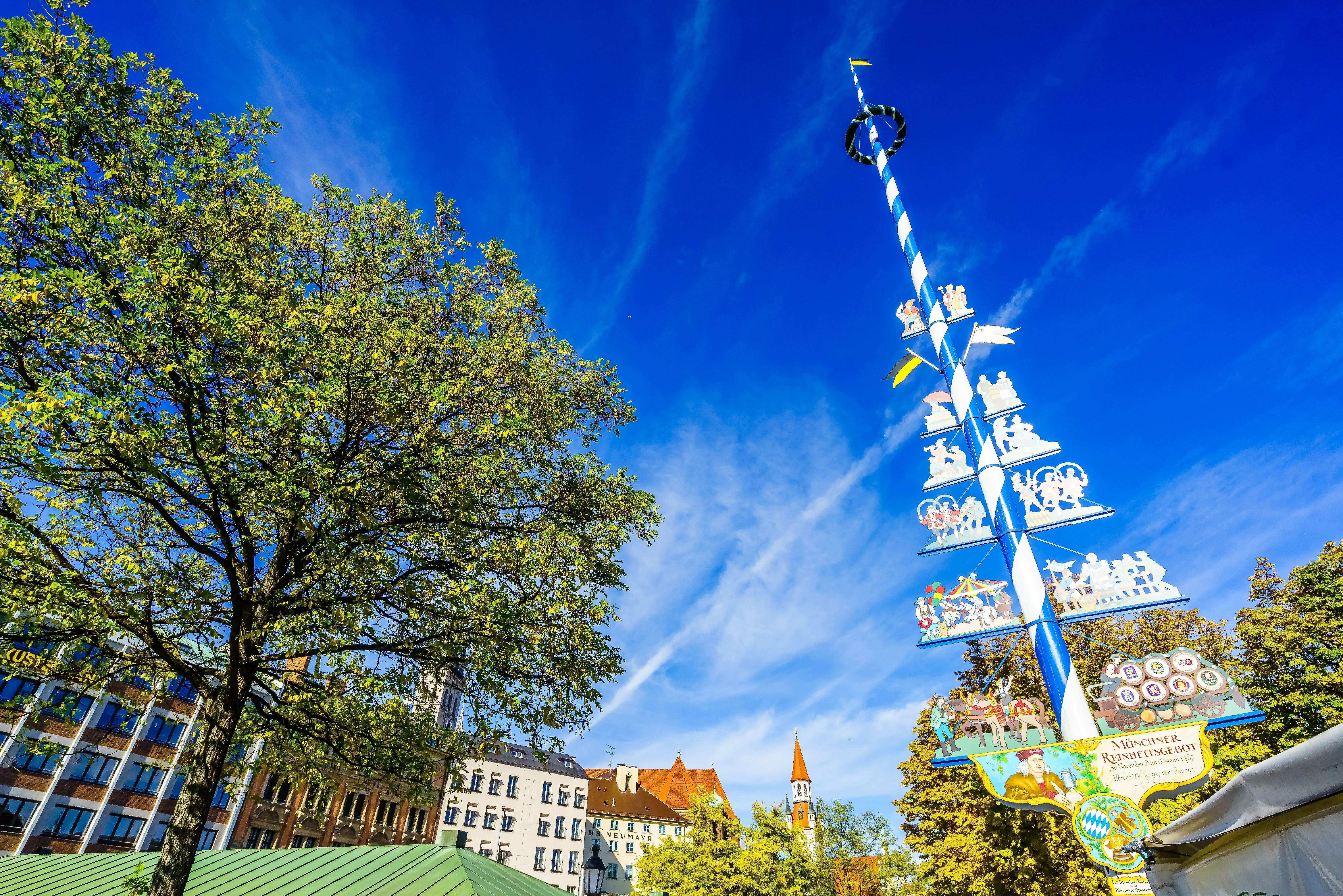 Strahlender Sommertag am Viktualienmarkt in München