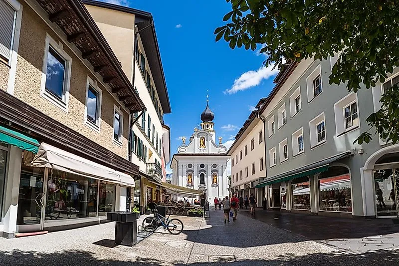 Centro histórico de San Cándido con iglesia y comercios en la zona peatonal