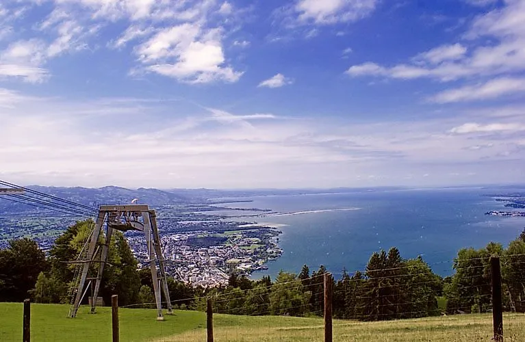 Aussicht vom Pfänder auf den Bodensee und Bregenz bei klarem Wetter