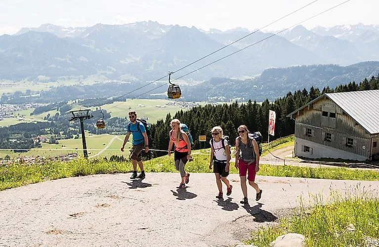 Randonneurs près du téléphérique Hörnerbahn à Bolsterlang - journée ensoleillée avec vue sur la vallée et les Alpes de l'Allgäu