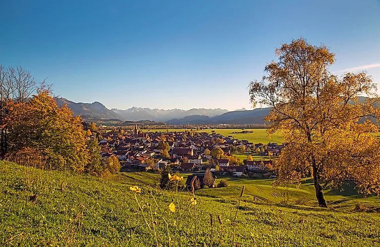 Herbstlandschaft mit Blick auf Burgberg im Allgäu und die Allgäuer Alpen