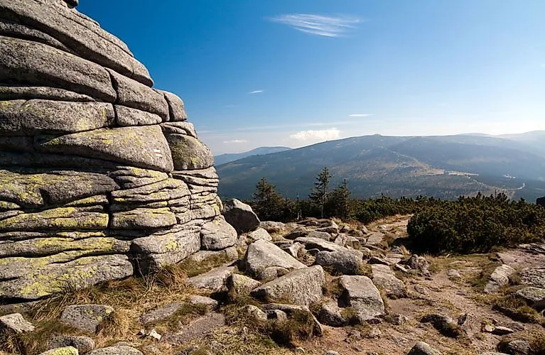 Markierter Wanderweg im Böhmerwald mit Blick auf bewaldete Hügel