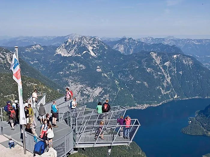 Plateforme d'observation avec vue sur le lac de Hallstatt et les Alpes près d'Obertraun en été