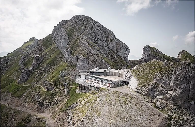 Panorama de montagne estival à la station supérieure de La Videmanette à Rougemont, avec des formations rocheuses marquées et des sentiers de randonnée.