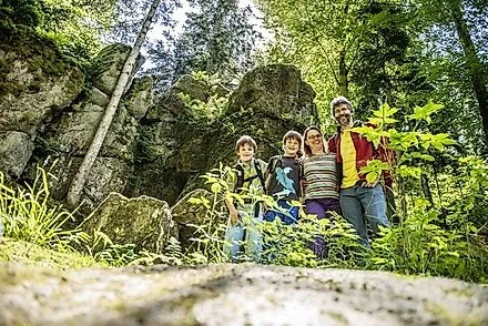 Senderismo familiar por el sendero salvaje de Bad Herrenalb, rodeado de rocas y bosque.