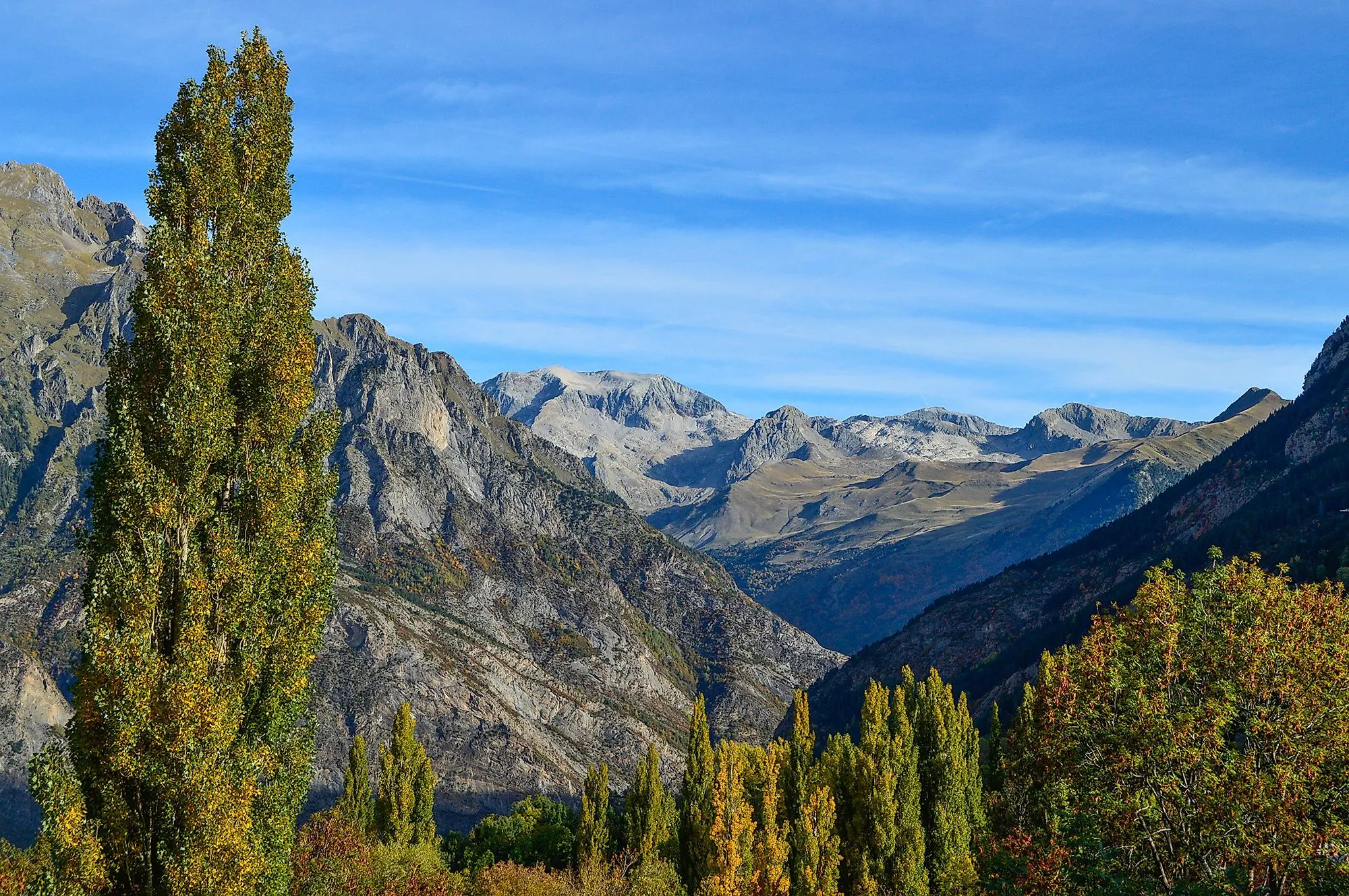 Grüne Täler und felsige Gipfel der Pyrenäen bei Cerler in Aragón