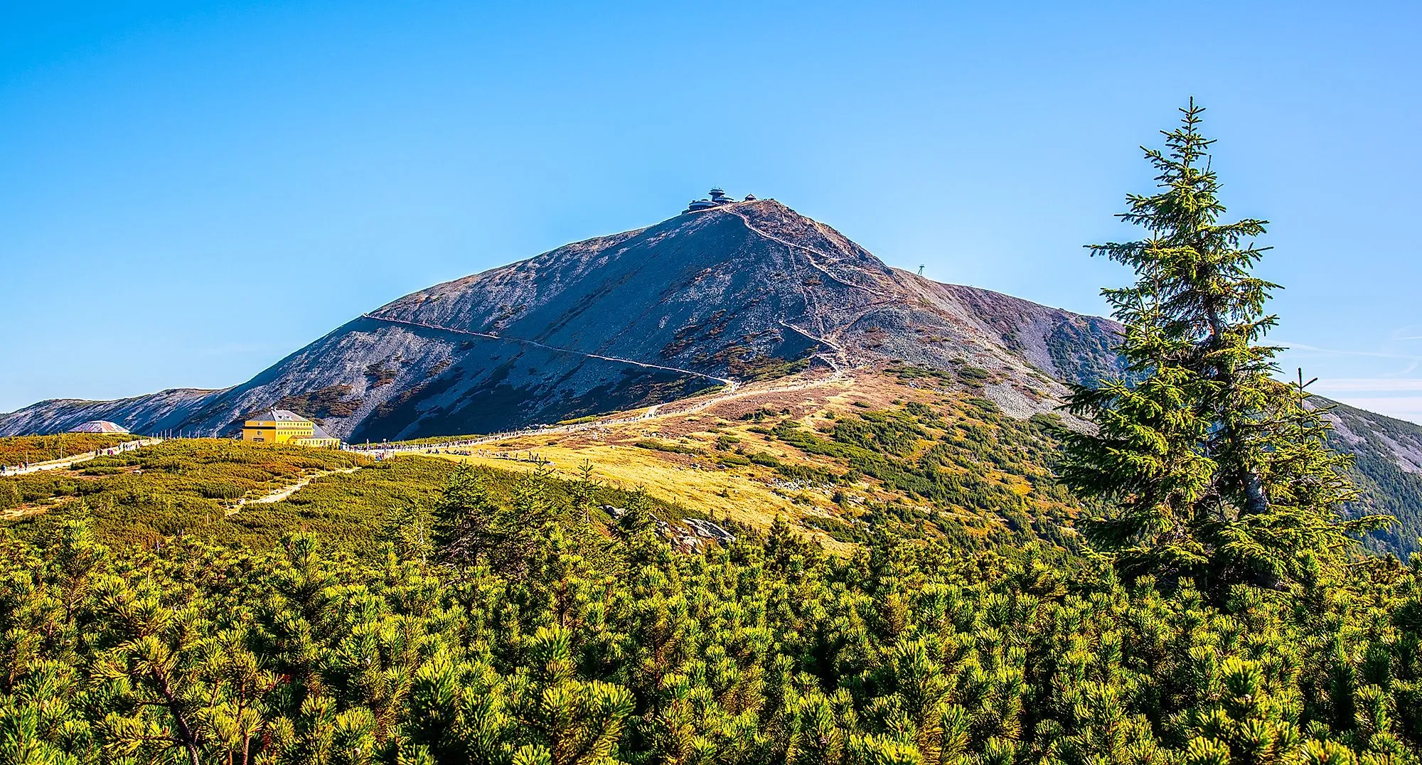 Wanderweg zur Schneekoppe im Riesengebirge mit Blick auf das markante Gipfelhaus.