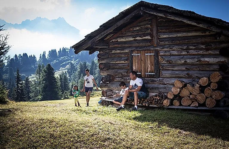 Familie genießt einen Wandertag bei einer urigen Berghütte in Nauders.