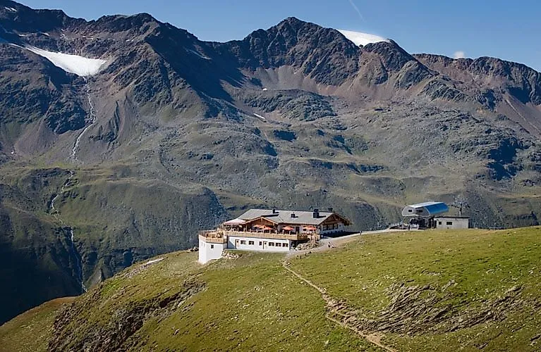 Sommerliches Wandererlebnis in Obergurgl-Hochgurgl mit Ausblick auf grüne Almen und die Ötztaler Alpen.