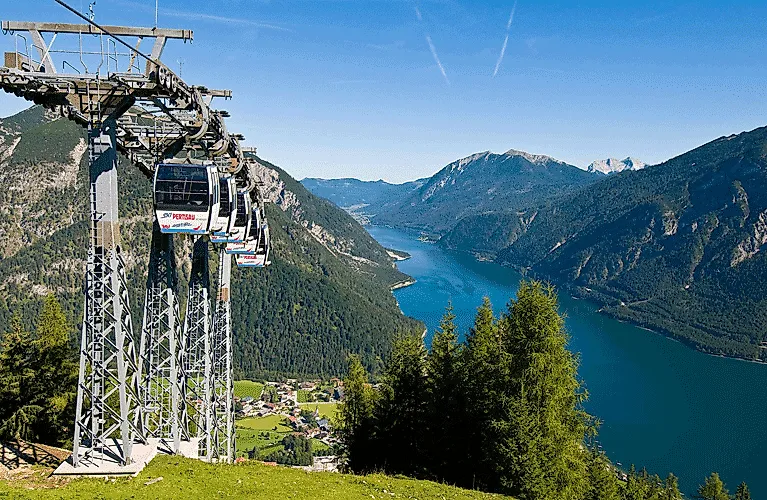 Gondelbahn bei Pertisau mit Blick auf den türkisfarbenen Achensee und das umliegende Bergpanorama.