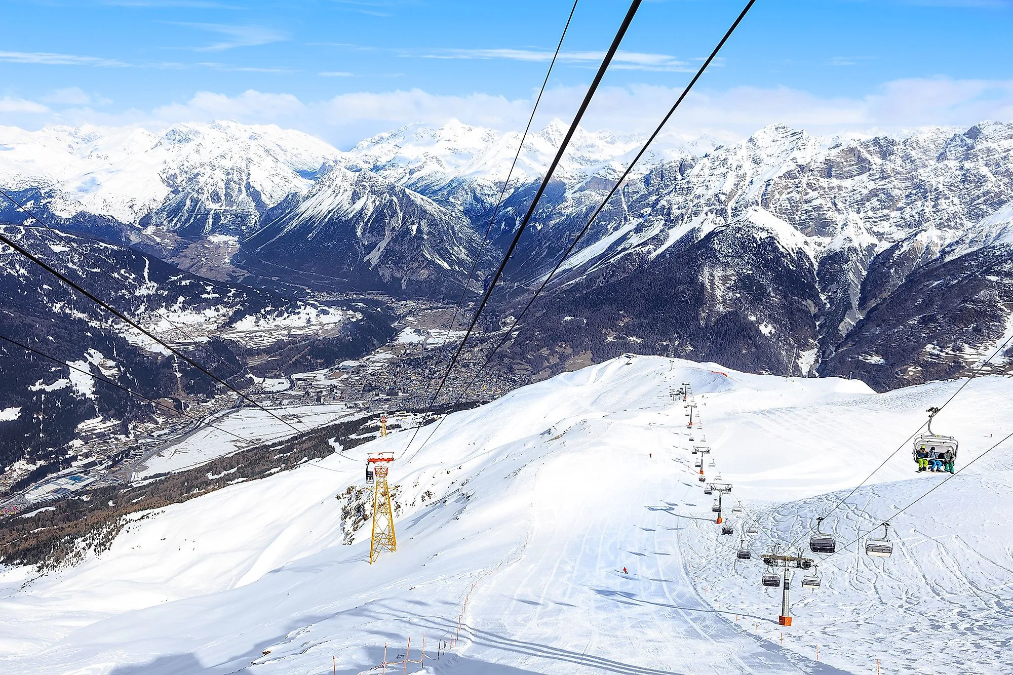 Blick von der Skipiste in Bormio auf verschneite Berge und das Tal in der Lombardei