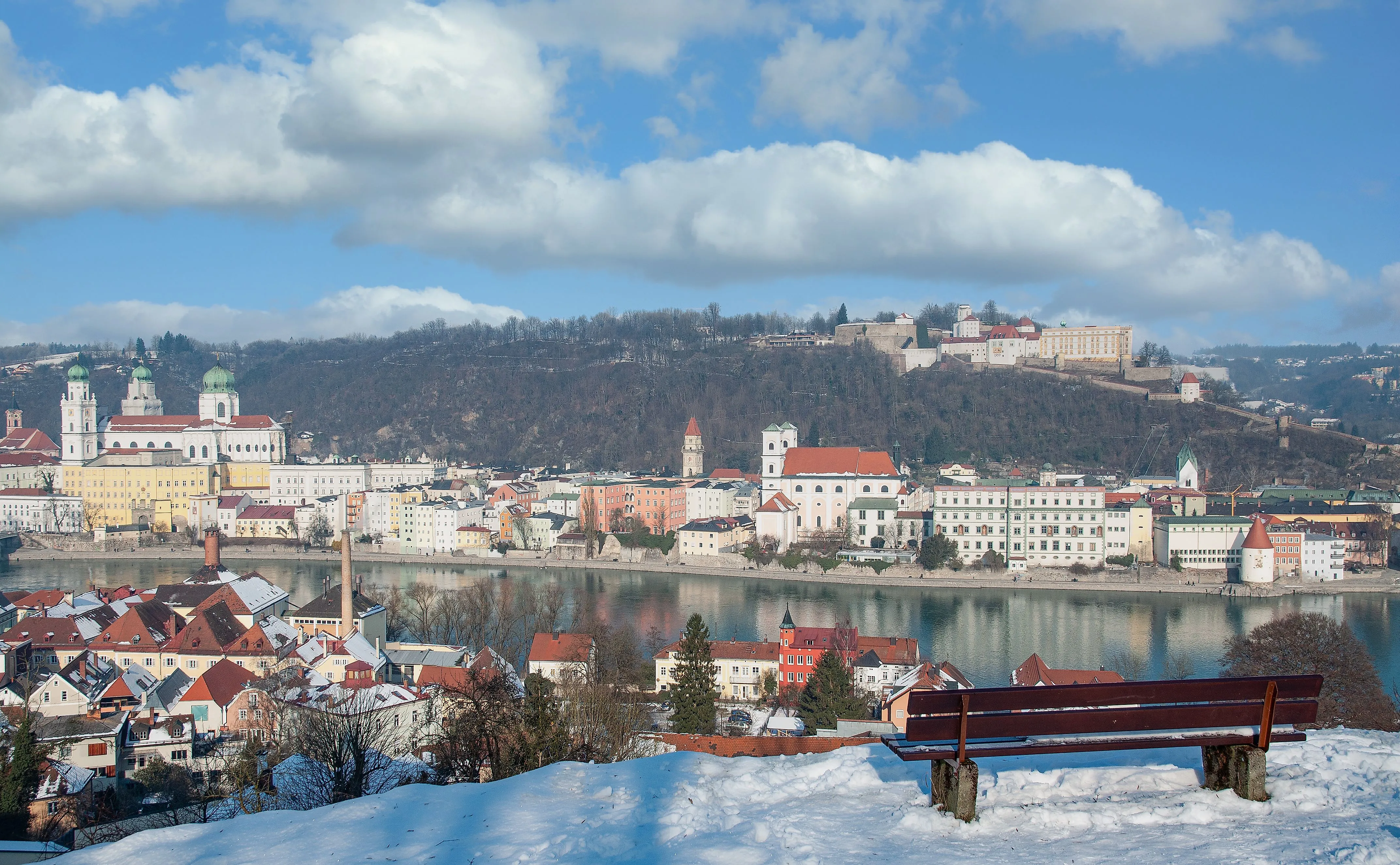 Winterstimmung in der Dreiflüssestadt mit verschneiter Aussicht auf Passau mit Altstadt, Dom, Festung Oberhaus und Donau