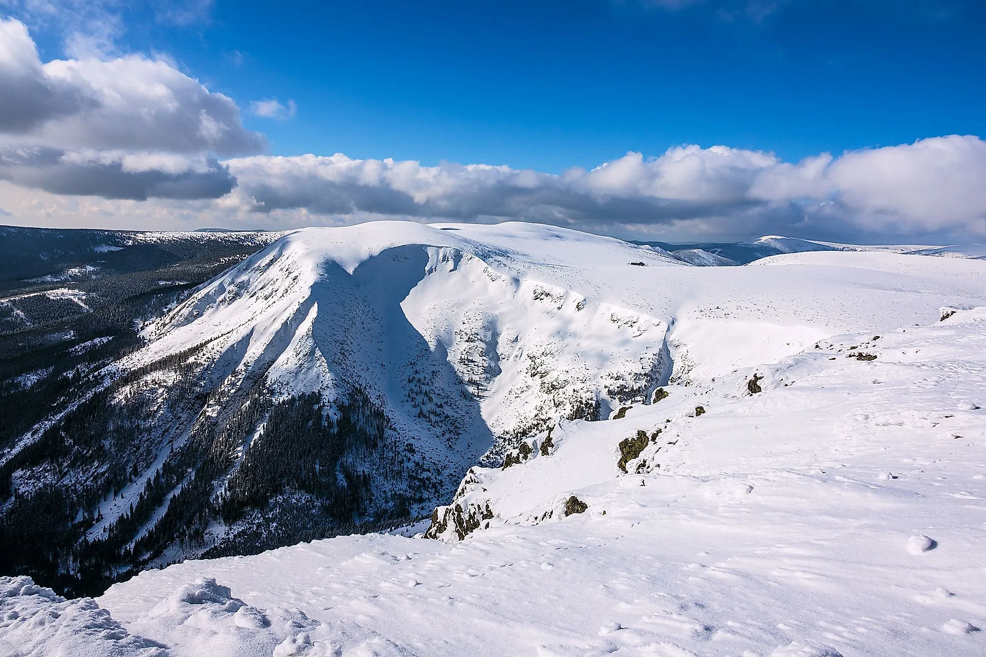 Schneebedeckte Schneekoppe im Riesengebirge im Winter