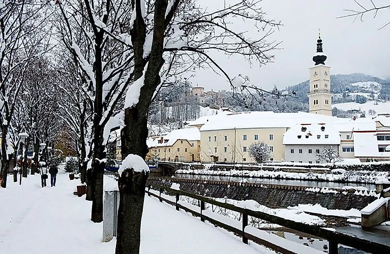Vista invernal de Wolfsberg con la iglesia, Lavant y el castillo al fondo
