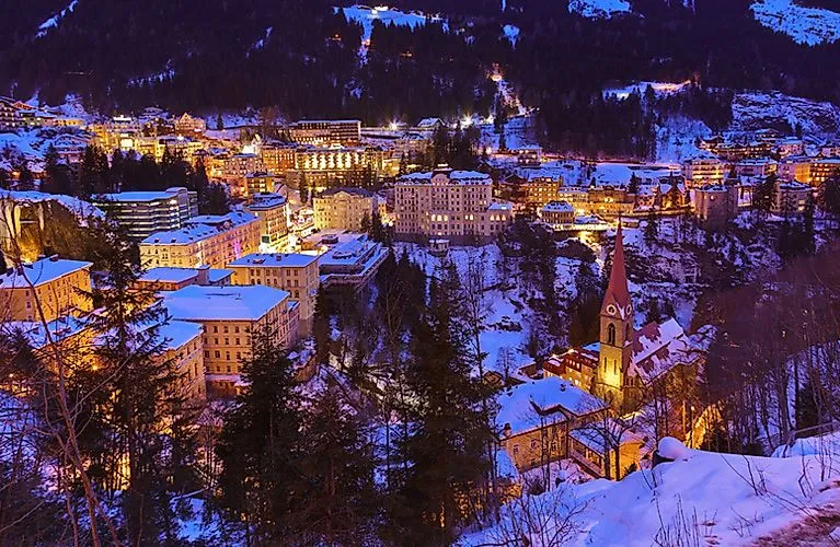 Bad Gastein im Schnee bei Nacht mit beleuchteten Häusern und Kirche