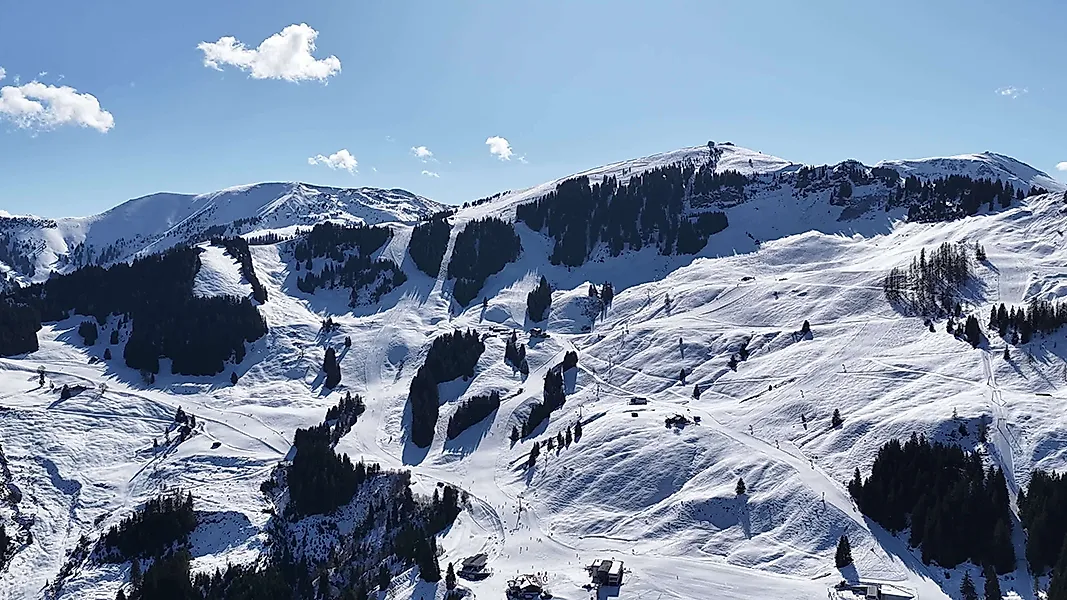 Winterlandschaft in Maria Alm am Hochkönig mit verschneiten Skipisten und alpinem Bergpanorama