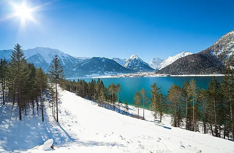 Winterlandschaft mit verschneiten Bäumen und Achensee bei Achenkirch