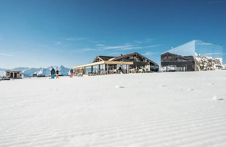 Kristallhütte in het besneeuwde skigebied met panoramisch uitzicht