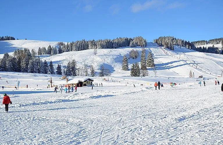 Instalación de tubing en el parque de invierno de Postalm con sol y nieve