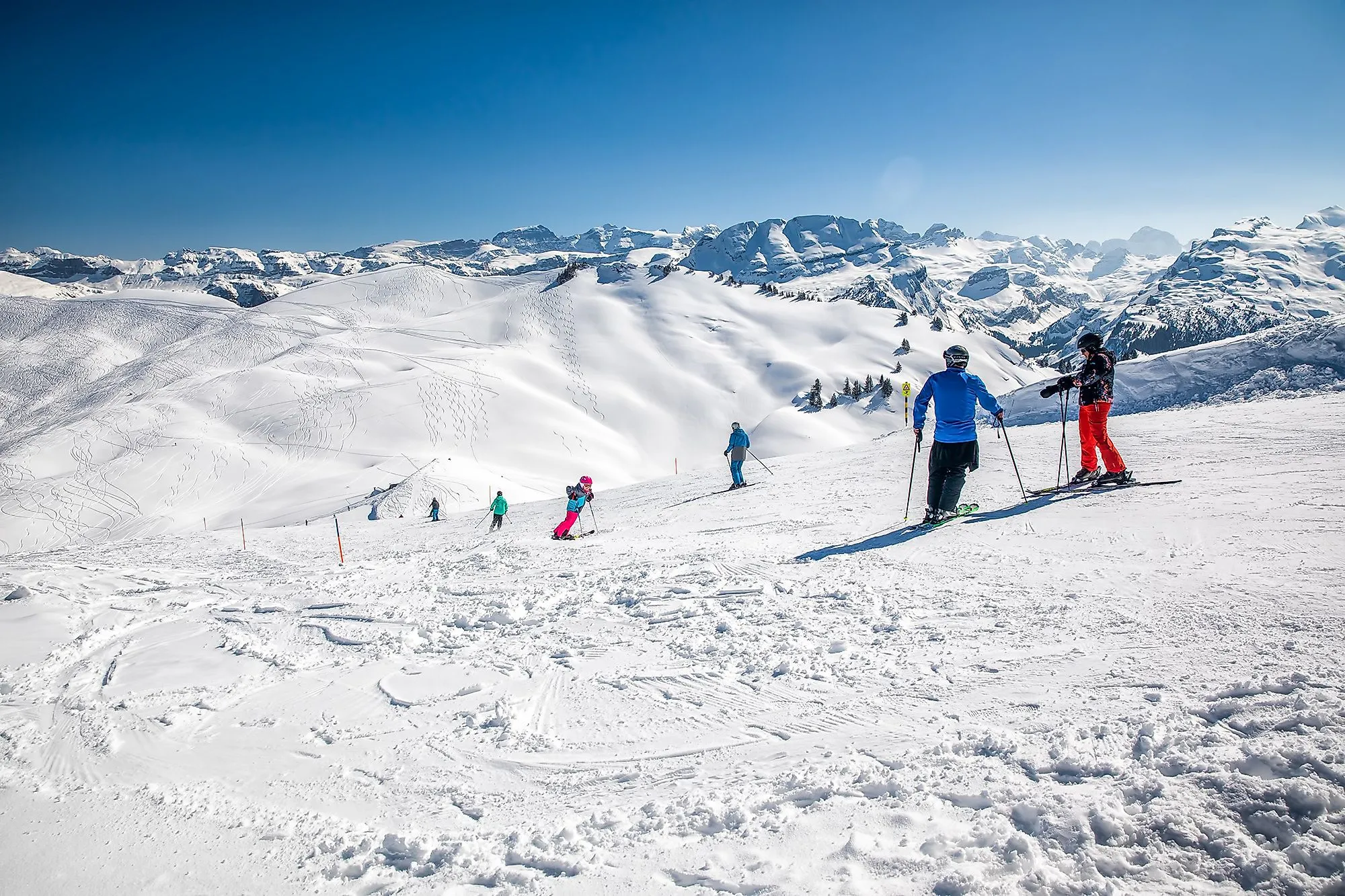 Skifahrer genießen sonniges Winterwetter im Skigebiet Hoch-Ybrig in der Schweiz