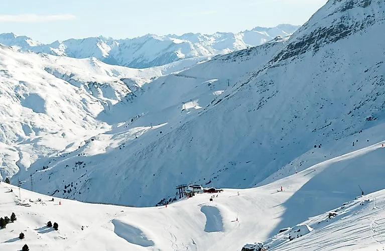 Skigebiet Cerler in den Pyrenäen mit verschneiten Pisten, Sessellift und Bergpanorama im Winter