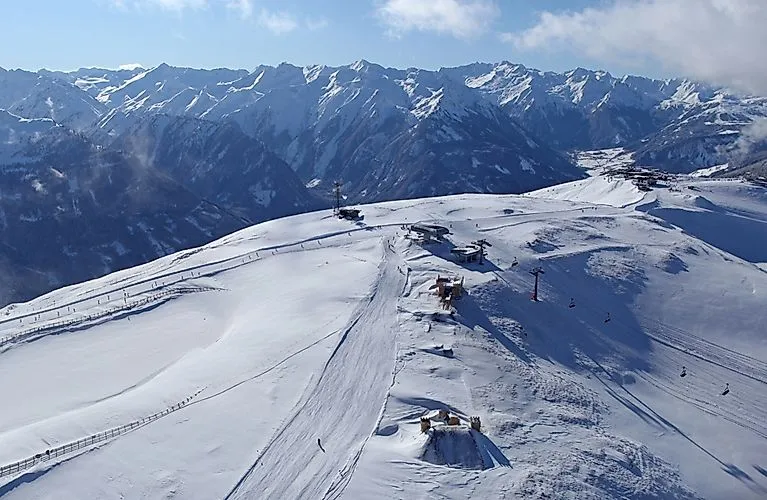 Winterliche Berglandschaft mit Skipisten und Liftanlagen in der Wildkogel-Arena