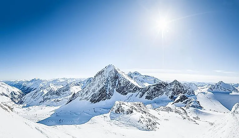 Paesaggio invernale di alta montagna con il ghiacciaio dello Stubai in pieno sole