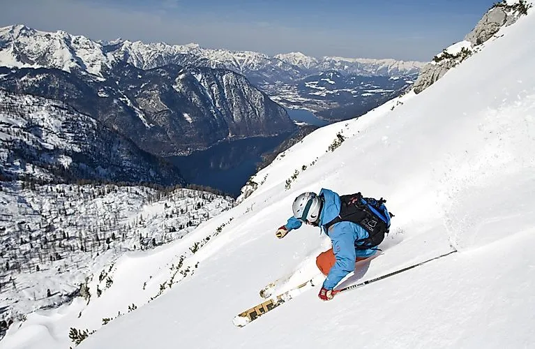 Skieurs sur le Krippenstein avec vue sur le lac enneigé de Hallstatt en hiver
