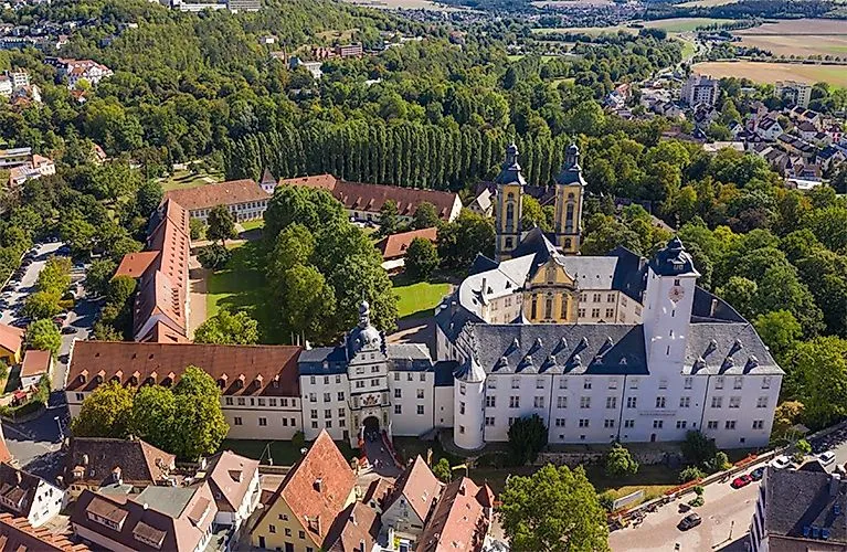 Luftaufnahme des Residenzschlosses Bad Mergentheim, umgeben von grünen Parkanlagen und Altstadtgebäuden.