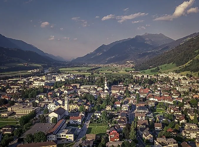 Vista aérea veraniega de Wattens con vistas al valle del Inn y las montañas circundantes en el Tirol.
