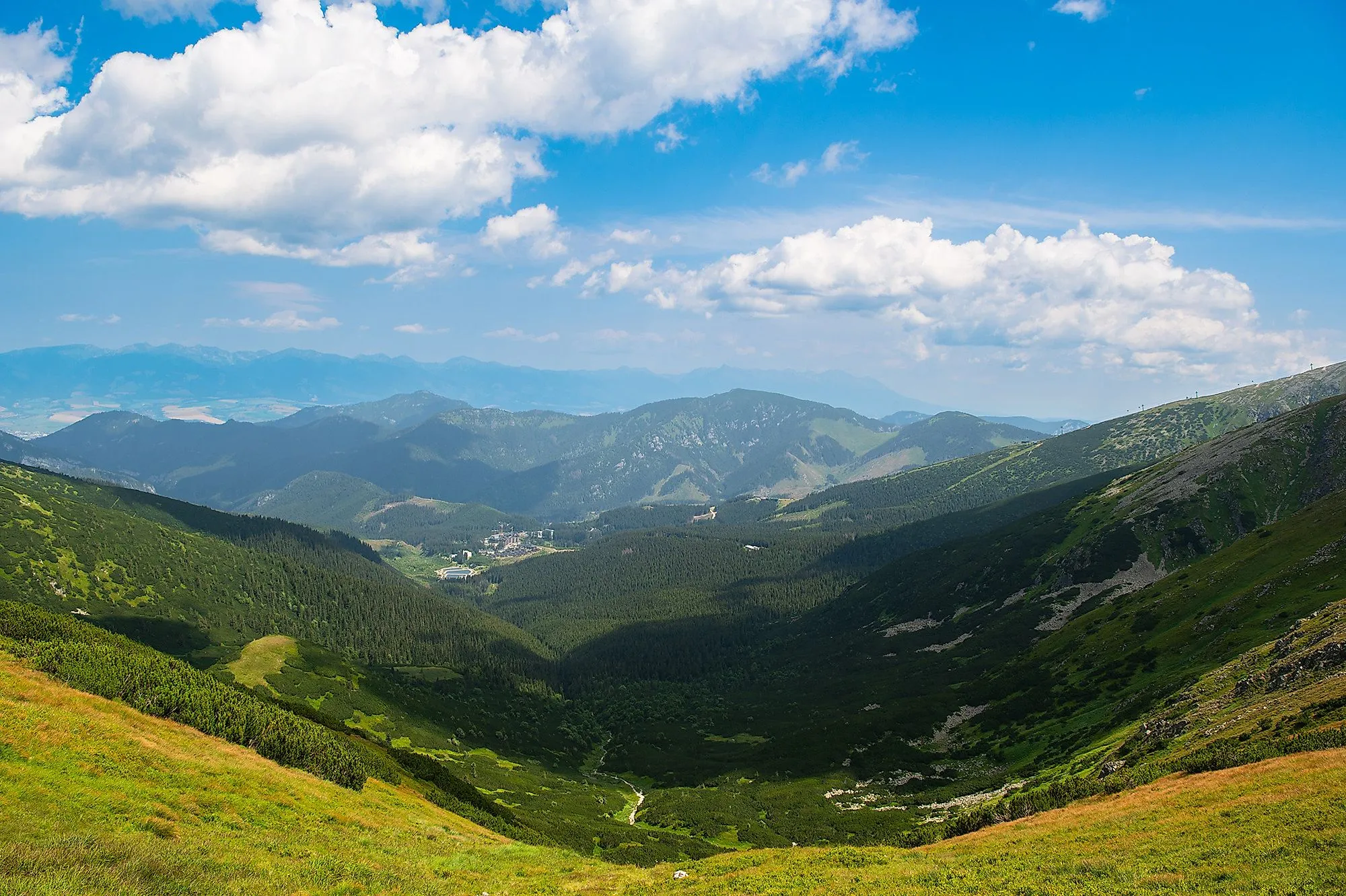 Panoramablick auf das Gebiet Jasná und die sanften Hügeln der Niederen Tatra im Sommer