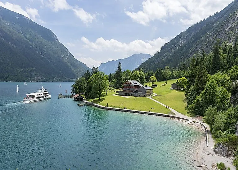 Ausflugsschiff legt am sonnigen Ufer von Achenkirch am Achensee in Tirol an
