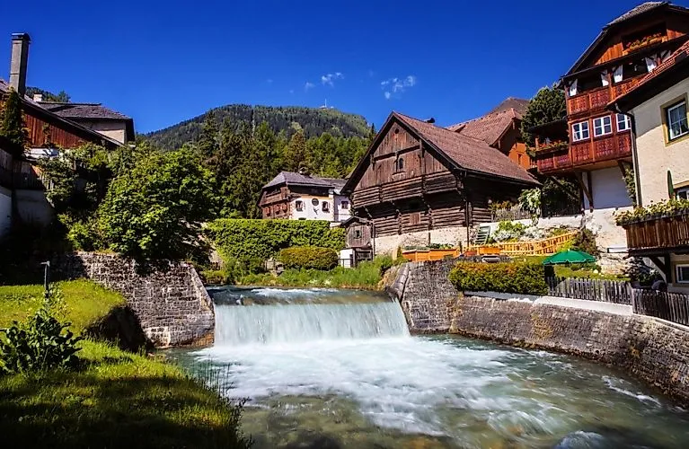 Historische Häuser an einem rauschenden Bach in Mauterndorf im Sommer