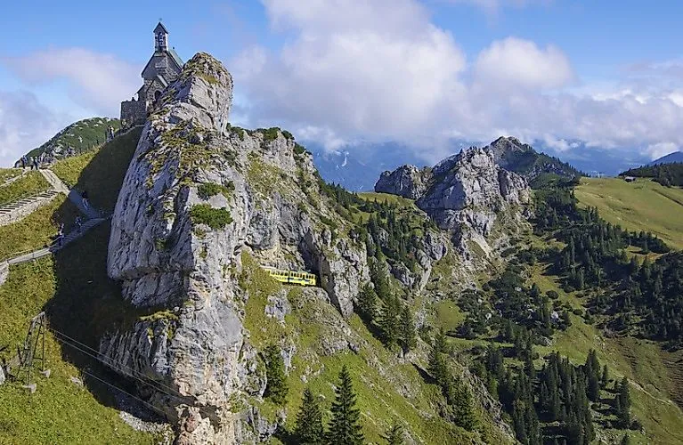 Zahnradbahn am Wendelstein bei Bayrischzell mit Kapelle und Wanderweg in alpiner Sommerlandschaft
