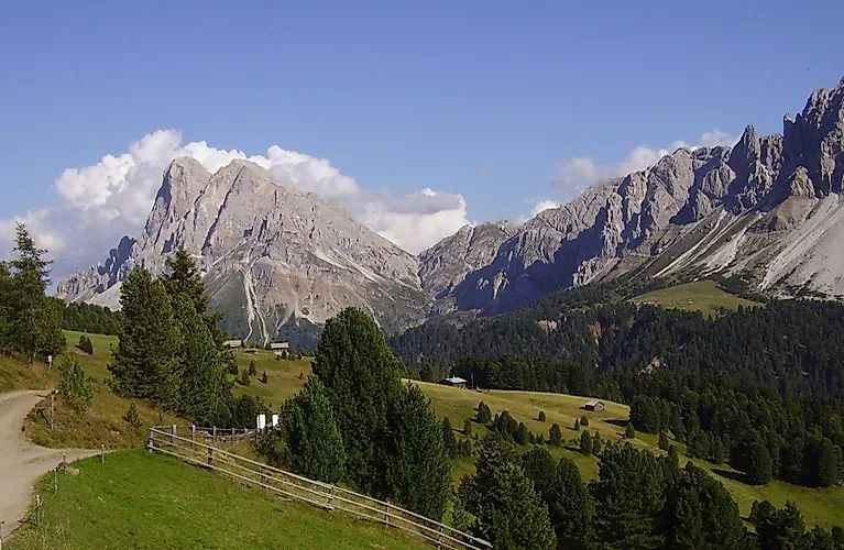 Summer landscape in Brixen with views of the Dolomites and green Alpine meadows.