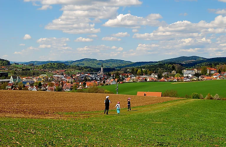 Familienausflug im Sommer mit Blick auf die Stadt Freyung und Bayerischen Wald