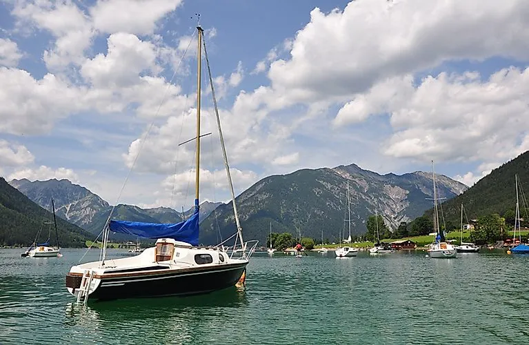 Segelboot auf dem türkisblauen Achensee vor alpiner Kulisse bei Achenkirch