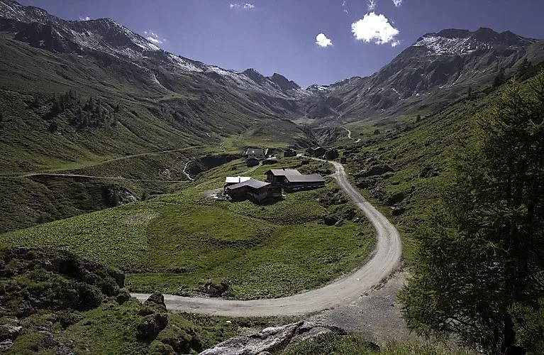 Uitzicht op Aschau in het Zillertal met alpenweiden en bergpanorama in de zomer