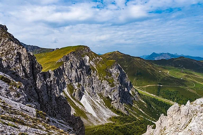 Felslandschaft und grüne Almen in der Axamer Lizum bei sommerlichem Wetter in Tirol