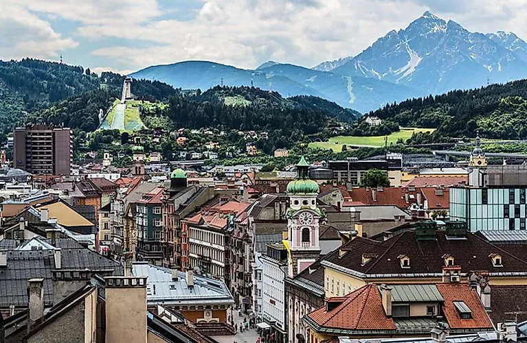 Malerischer Blick auf Innsbruck, mit der Bergisel Sprungschanze im Hintergrund