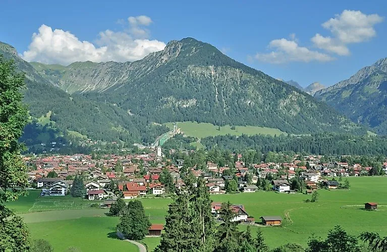 Panorama estivo di Oberstdorf con vista sul trampolino di lancio e sulle Alpi dell'Algovia