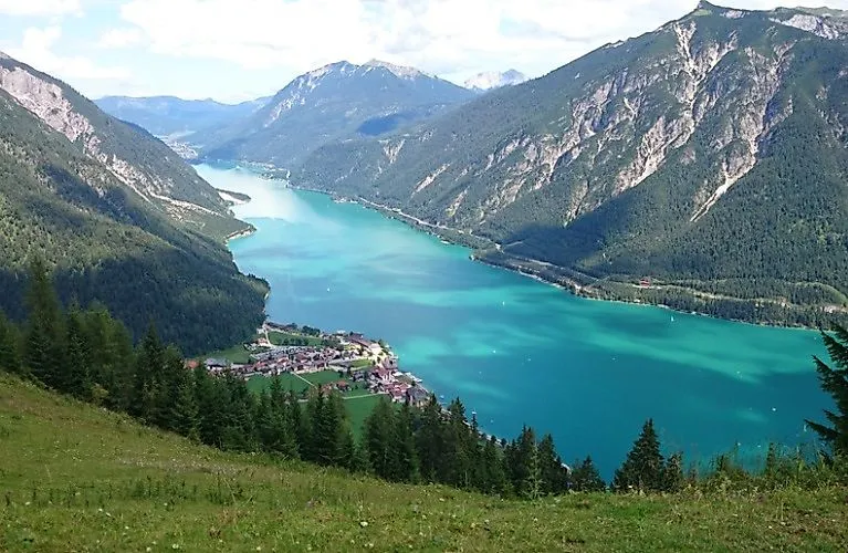 Panoramaaufnahme des Achensees mit dem Ort Pertisau und umliegenden Bergen im Sommer.