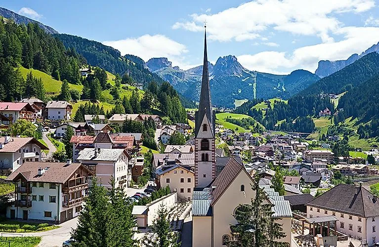 Sommerpanorama von St. Christina in Gröden mit Blick auf die Dolomiten im Hintergrund.