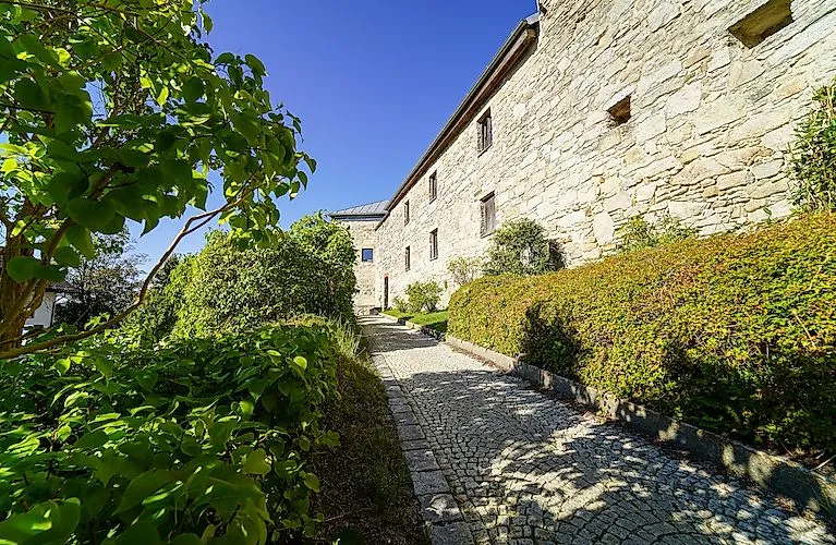 Historisches Schloss in Waldkirchen mit Kopfsteinpflasterweg und Sommergrün