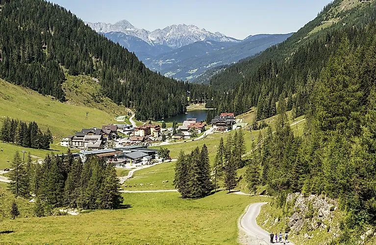 Sommerpanorama von Zauchensee mit Bergdorf, grünen Almen und Wanderwegen