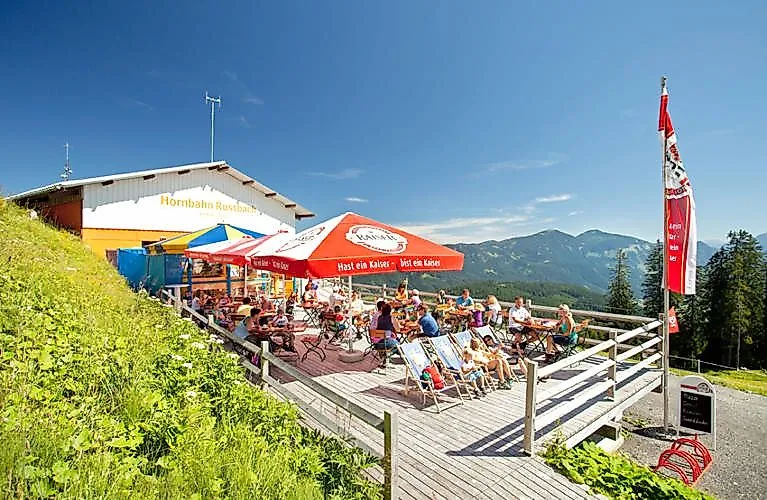 Hostia na slnečnej terase lanovky Hornbahn Russbach s výhľadom na salzburské hory