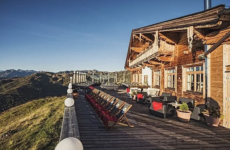 Kristallhütte met zonneterras en uitzicht op de bergen in Tirol